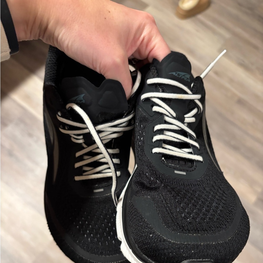 Altra Torin 5 like new 
Black and grey 
Has insoles